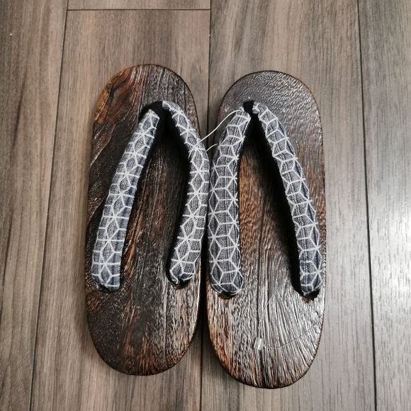 Japanese Wooden Slippers - Picture 3 of 7
